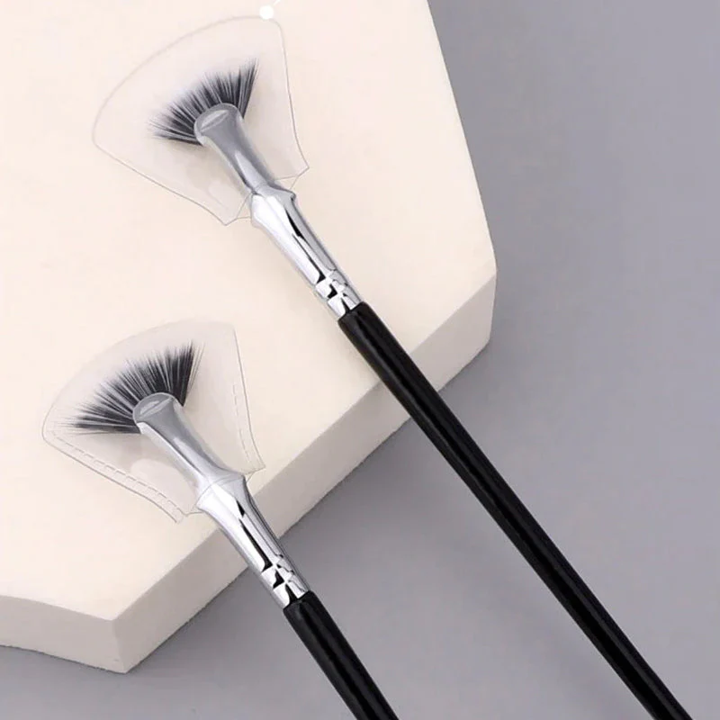 Angled Fan-shaped Eyelash Brush - Image 3