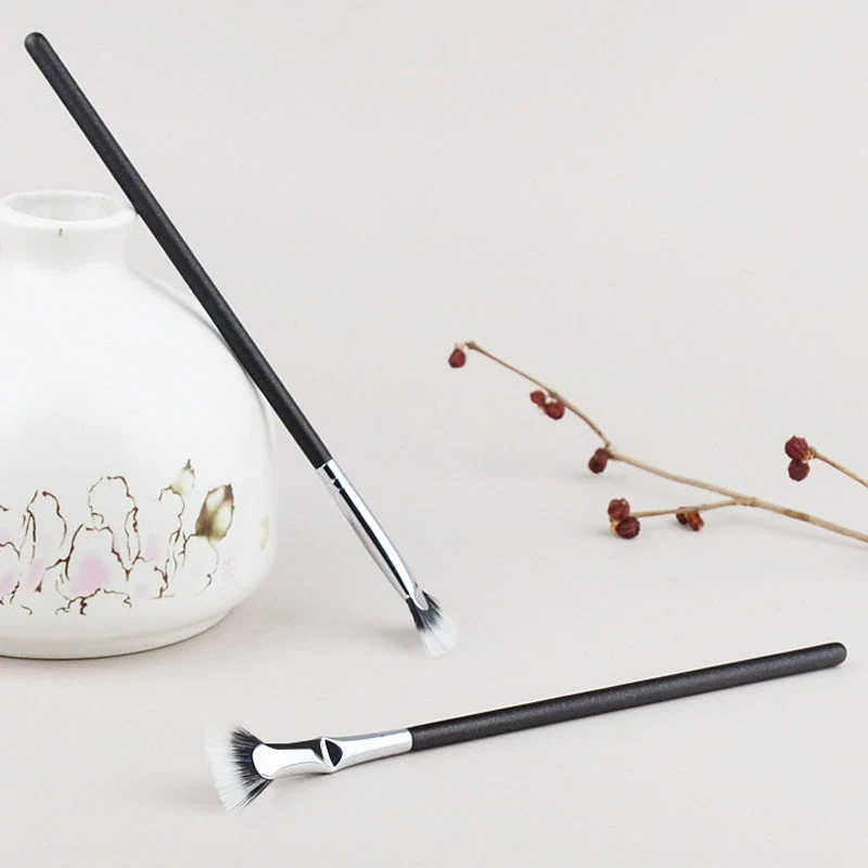 Angled Fan-shaped Eyelash Brush - Image 4