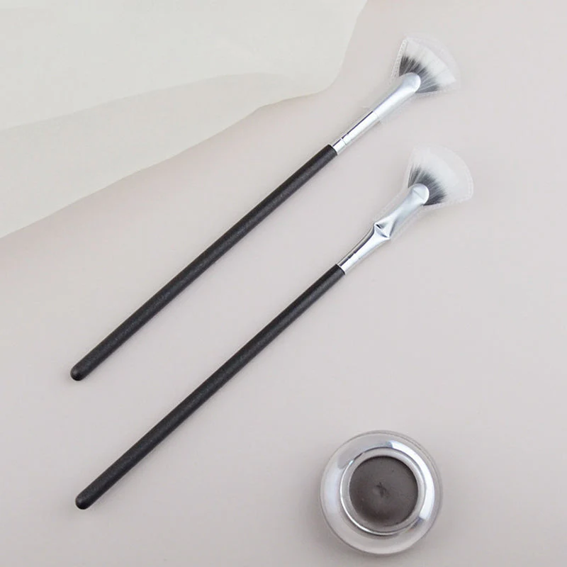 Angled Fan-shaped Eyelash Brush - Image 5