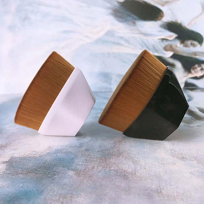 High-Density Seamless Foundation Brush - Image 5