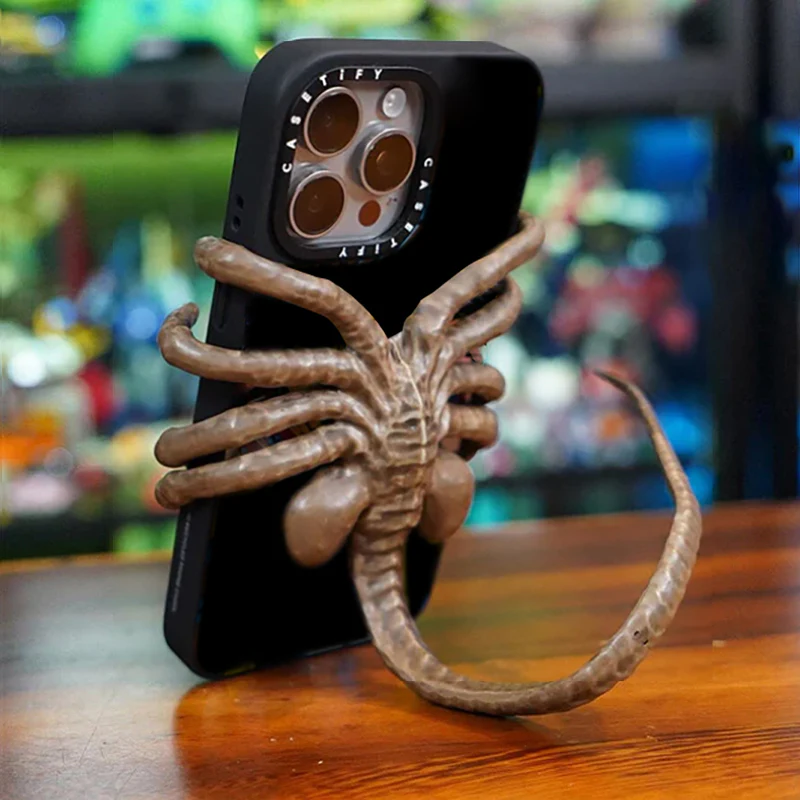 Horrible Facehugger Phone Holder - Image 7