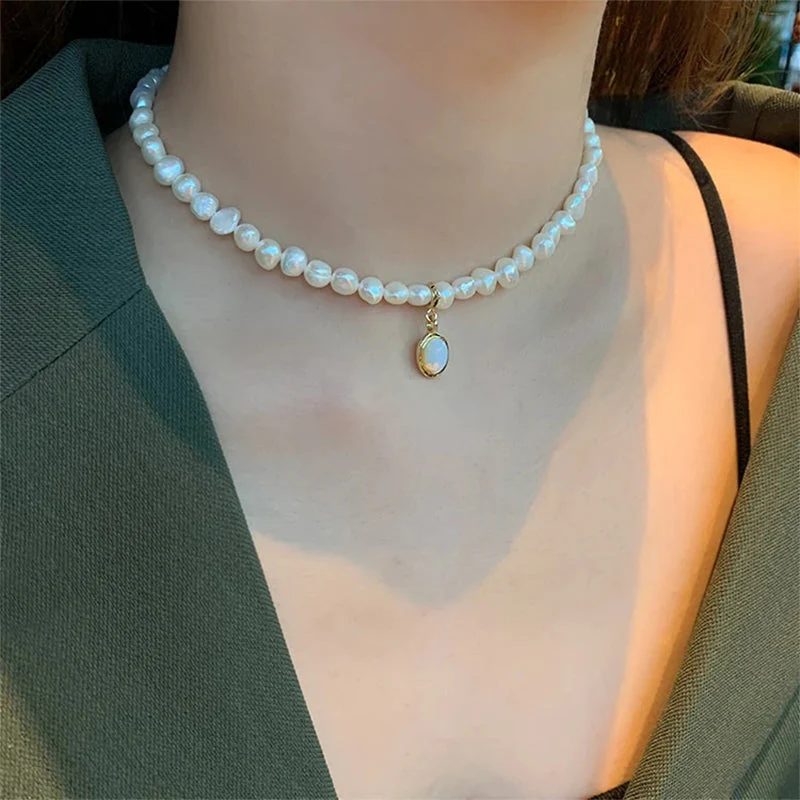 Vintage Gentle Pearl Necklace - Image 4